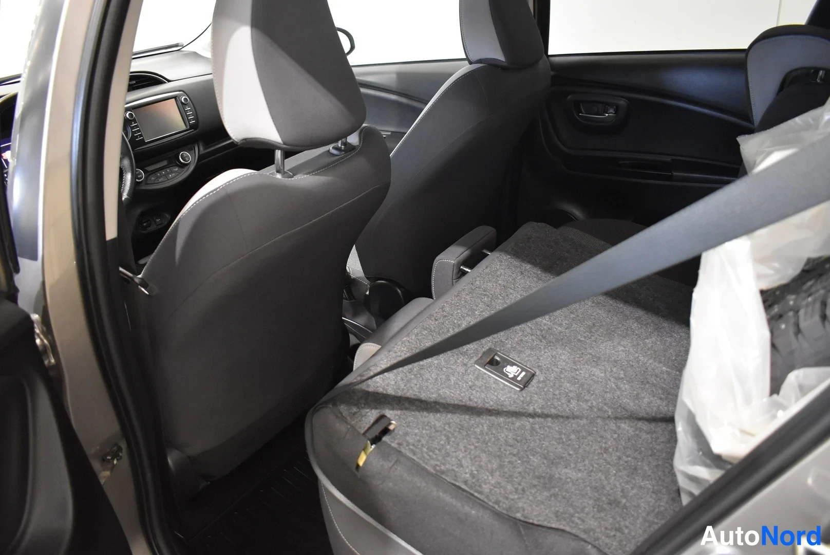 Harmaa Toyota Yaris 2020, takaistuimet, kuva 8