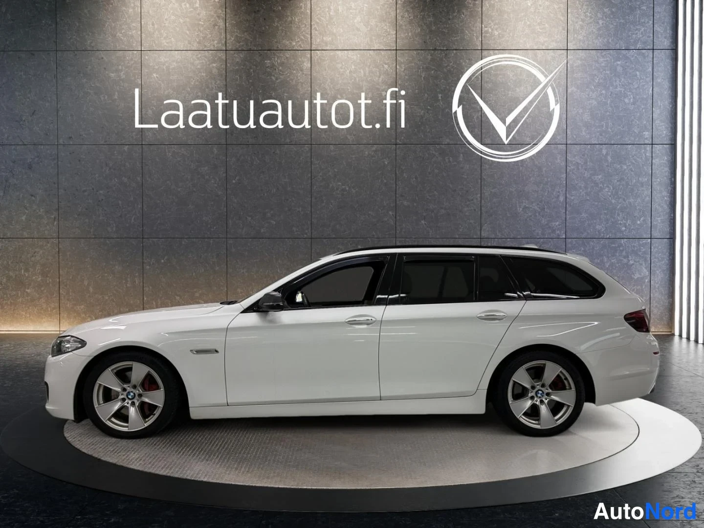 Valkoinen BMW 535d xDrive 2013, sivulta, kuva 4