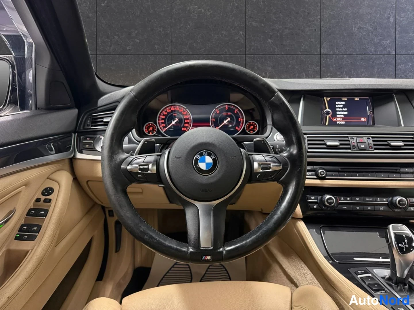 Valkoinen BMW 535d xDrive 2013, ohjaamo, kuva 11