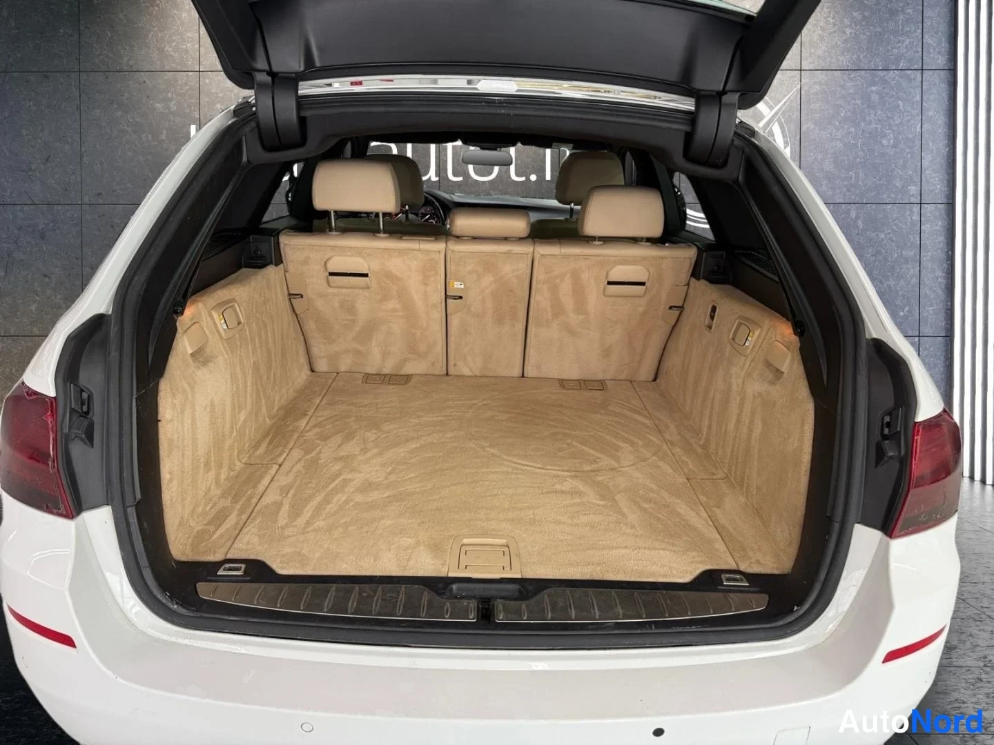 Valkoinen BMW 535d xDrive 2013, tavaratila, kuva 16