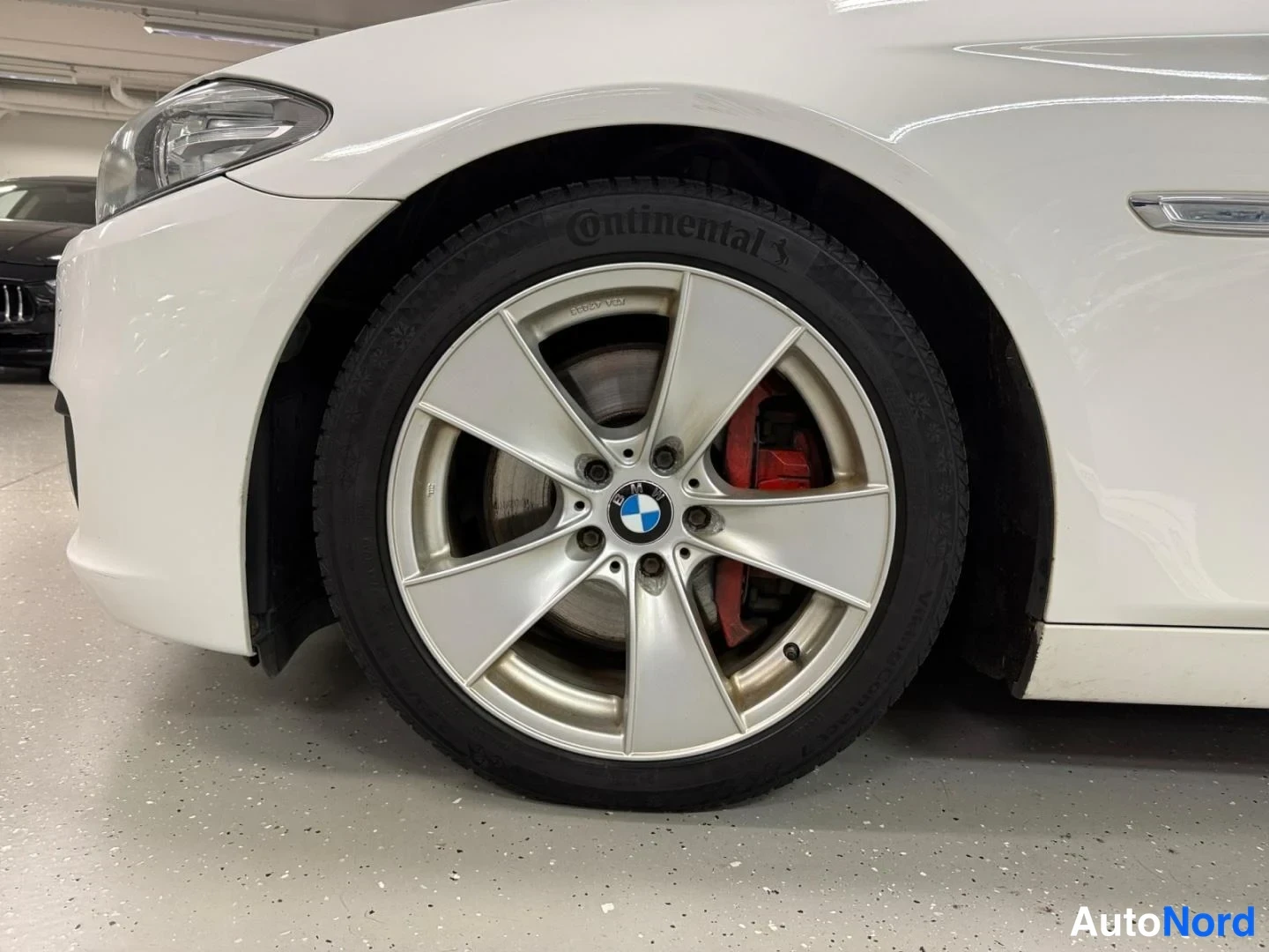 Valkoinen BMW 535d xDrive 2013, yksityiskohta, kuva 23