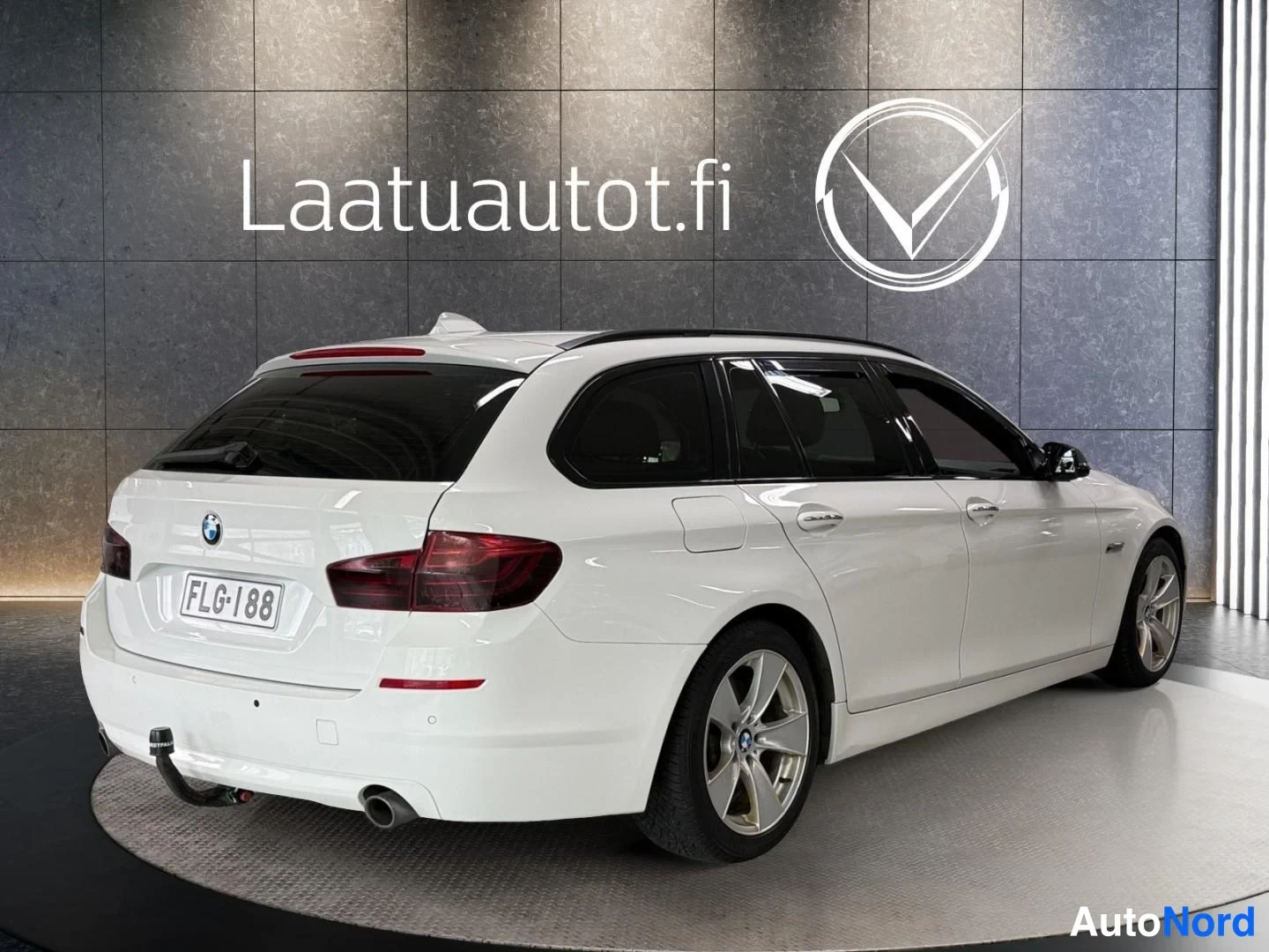 Valkoinen BMW 535d xDrive 2013, takaviisto, kuva 8