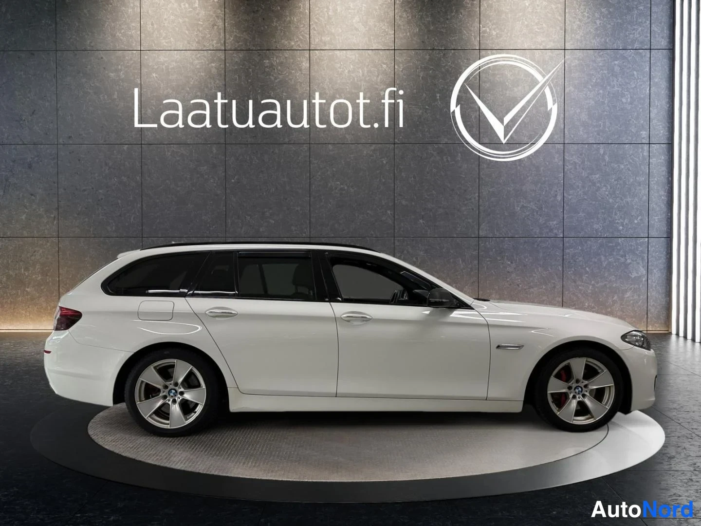 Valkoinen BMW 535d xDrive 2013, sivulta, kuva 5
