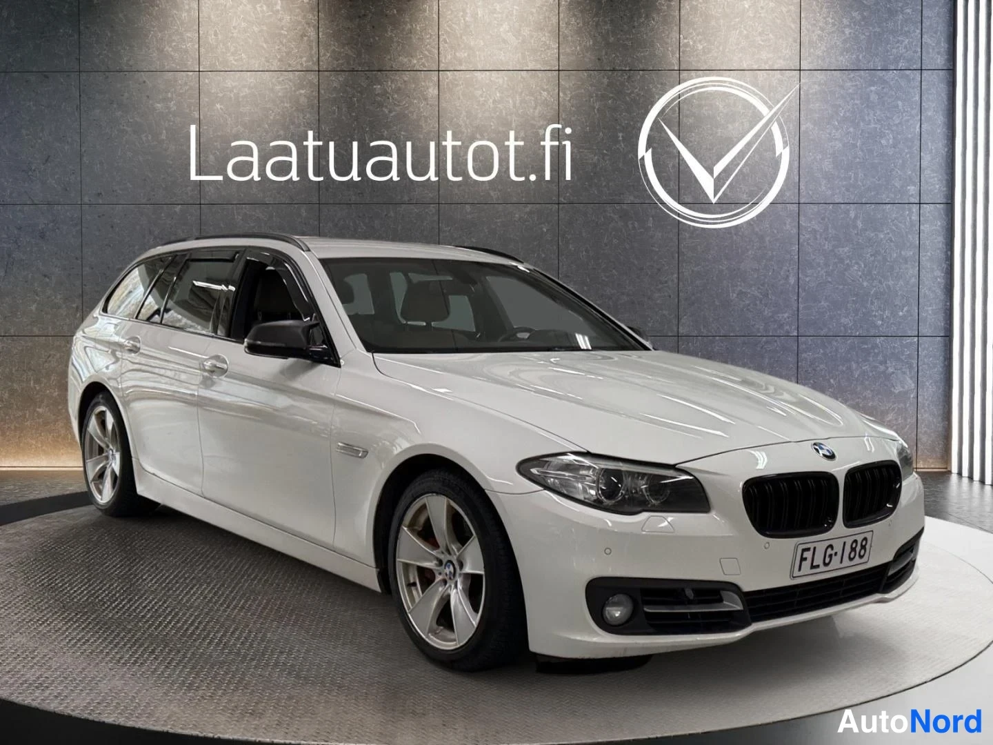Valkoinen BMW 535d xDrive 2013, etuviisto, keula oikealle, kuva 2