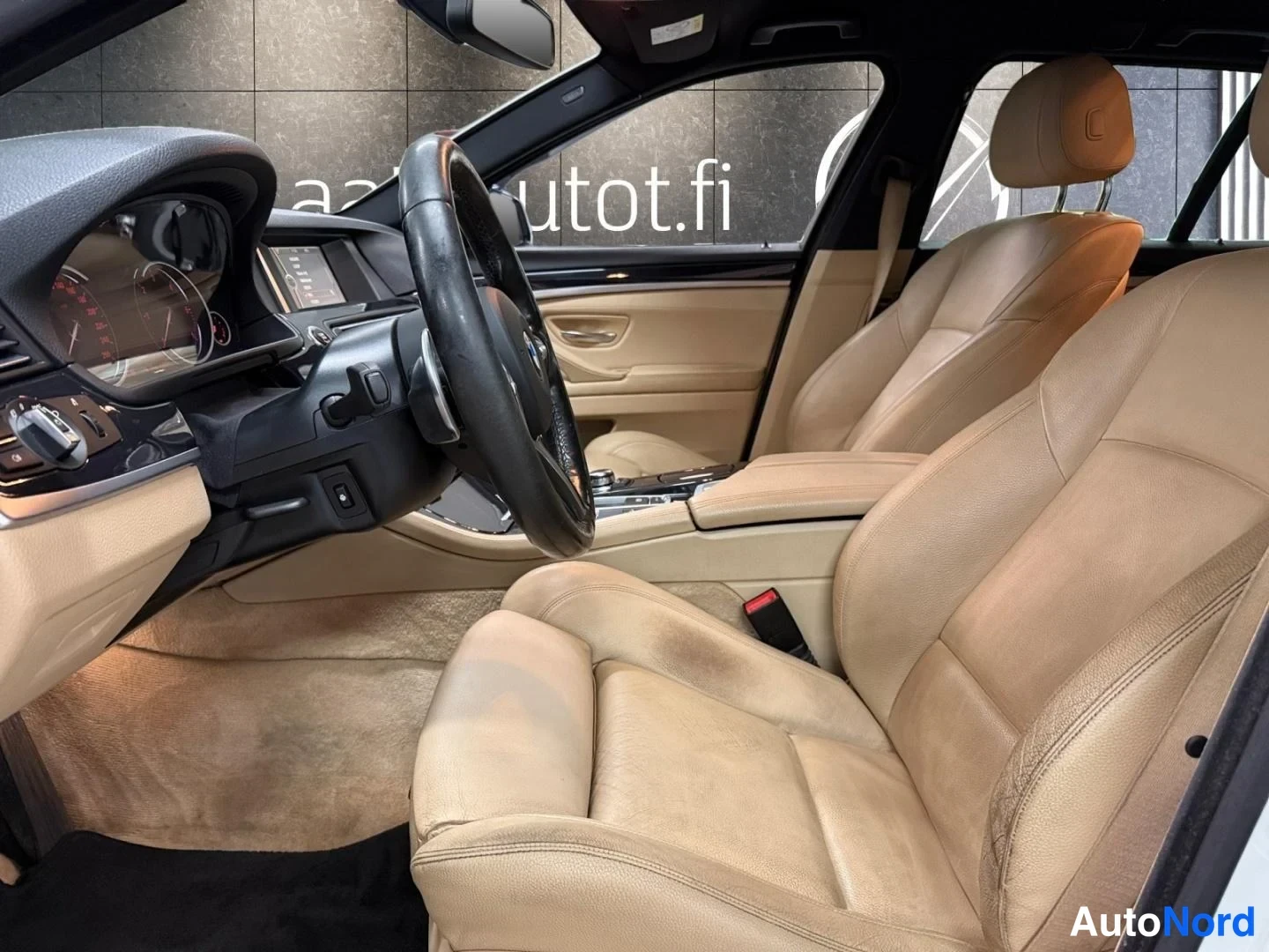 Valkoinen BMW 535d xDrive 2013, etuistuimet, kuva 14