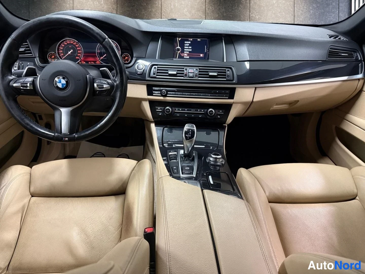Valkoinen BMW 535d xDrive 2013, ohjaamo, kuva 10