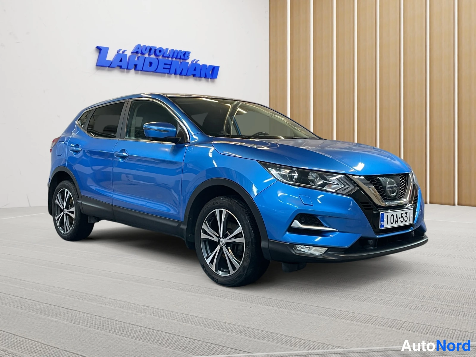 Sininen Nissan Qashqai 2018, etuviisto, keula oikealle, kuva 2