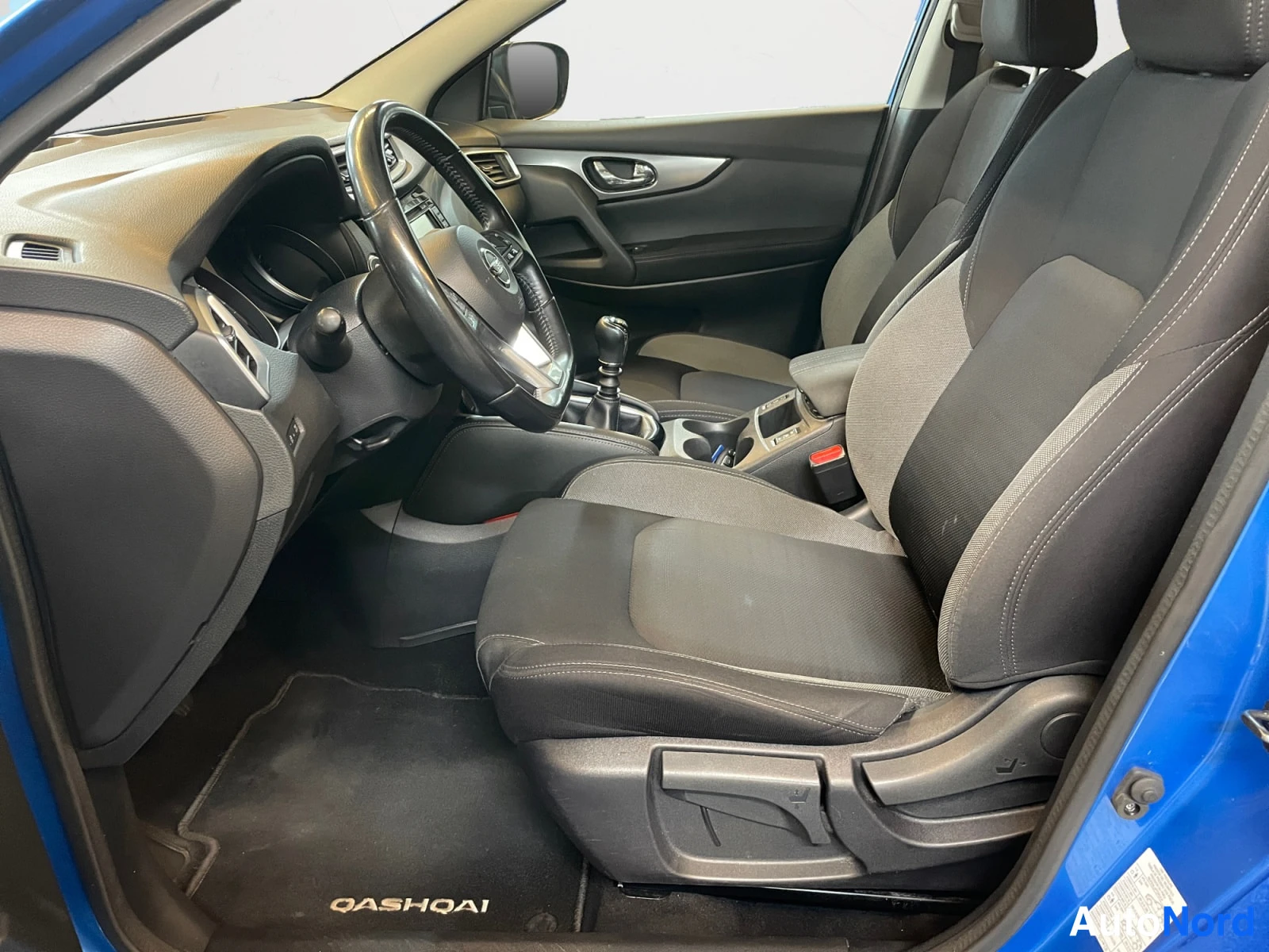 Sininen Nissan Qashqai 2018, etuistuimet, kuva 14