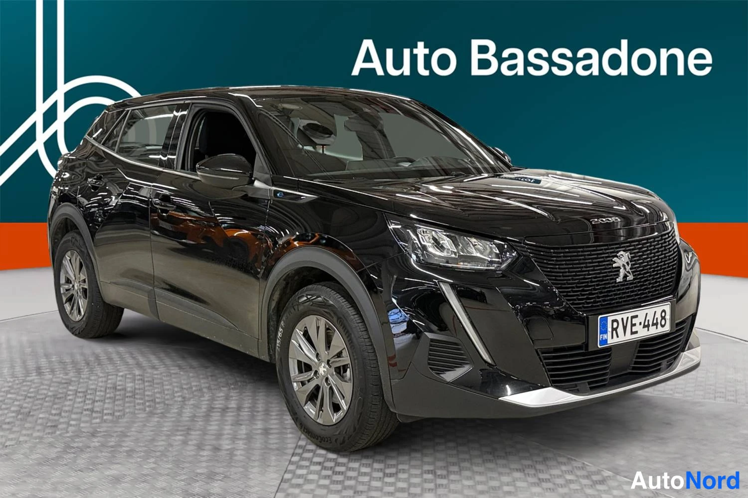 Musta Peugeot E-2008 2023, etuviisto, keula oikealle, kuva 3