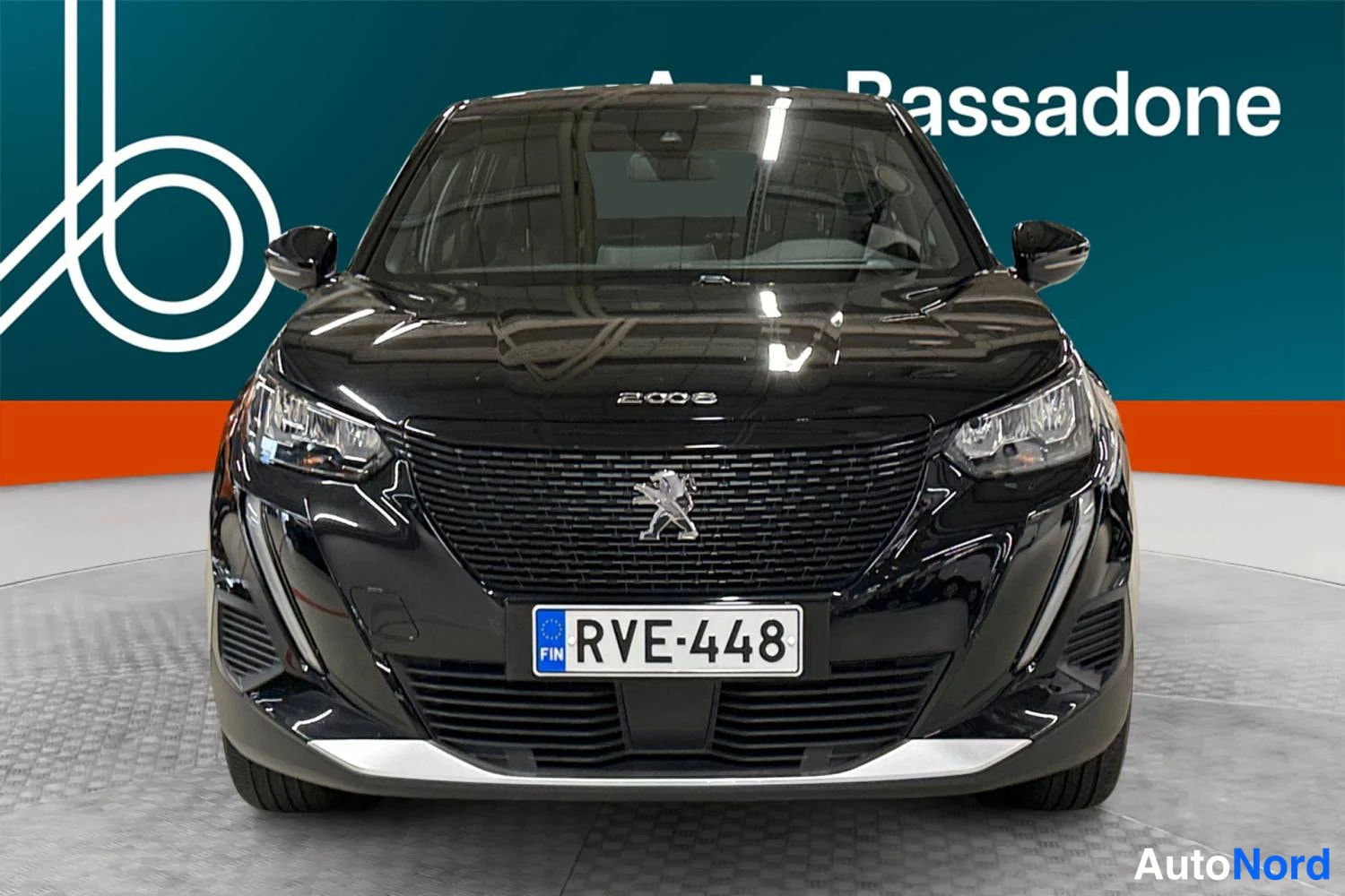 Musta Peugeot E-2008 2023, edestä, kuva 4