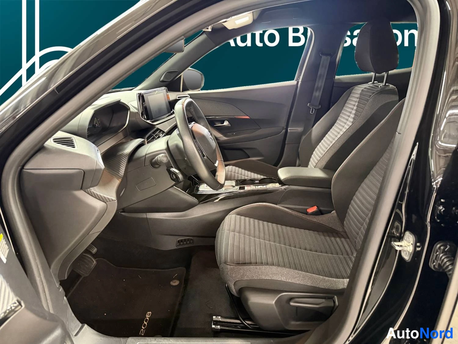 Musta Peugeot E-2008 2023, ohjaamo, kuva 12