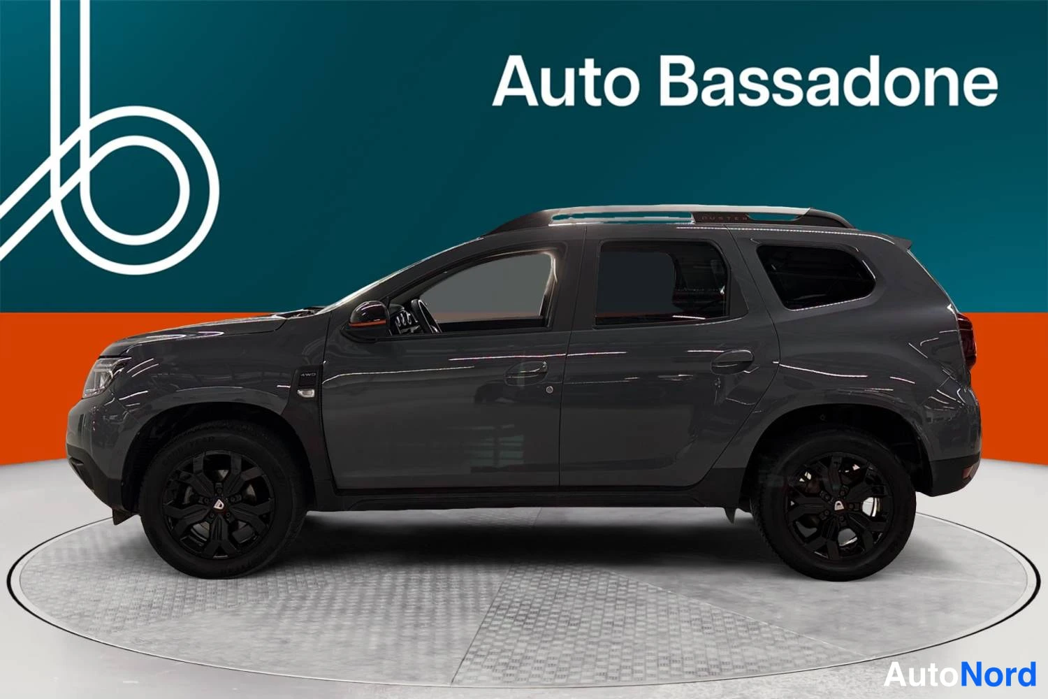 Harmaa Dacia Duster 2022, sivulta, kuva 4
