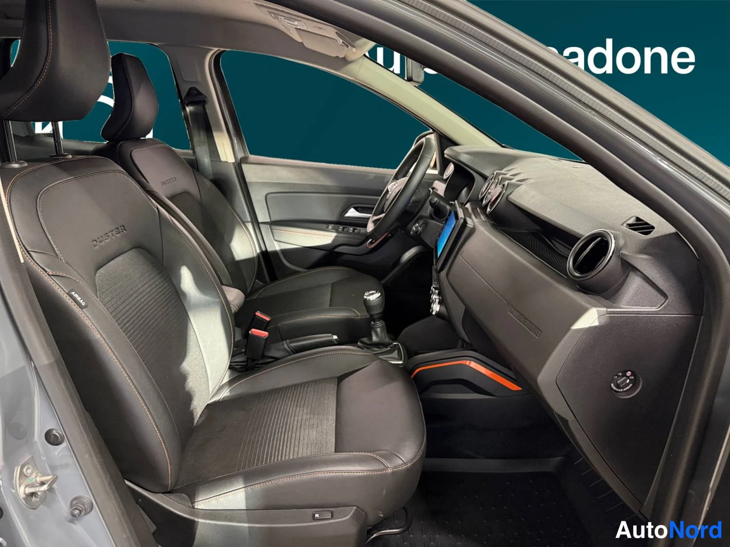 Harmaa Dacia Duster 2022, ohjaamo, kuva 11