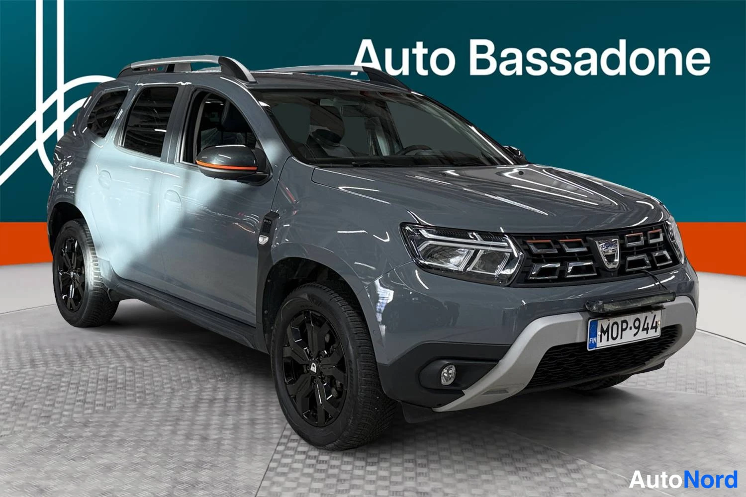 Harmaa Dacia Duster 2022, etuviisto, keula oikealle, kuva 2