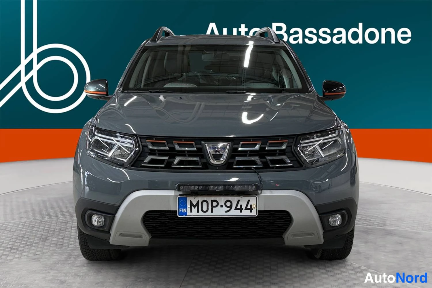 Harmaa Dacia Duster 2022, edestä, kuva 3