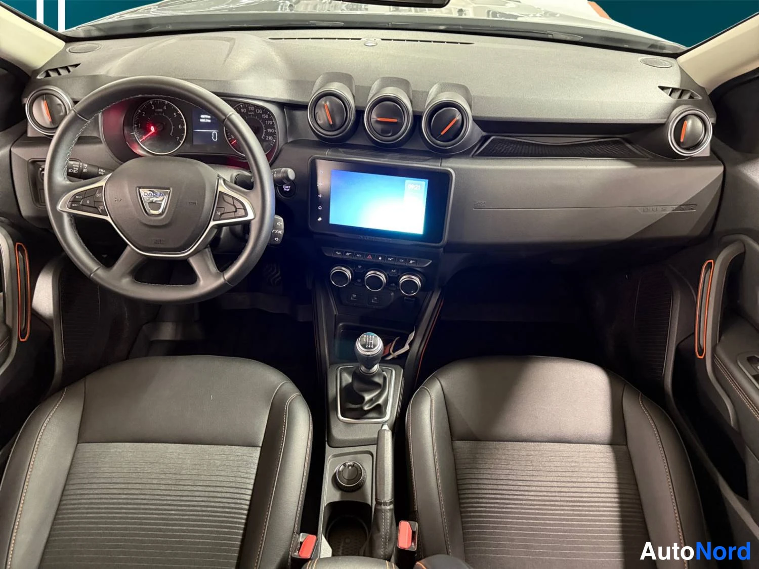 Harmaa Dacia Duster 2022, ohjaamo, kuva 10
