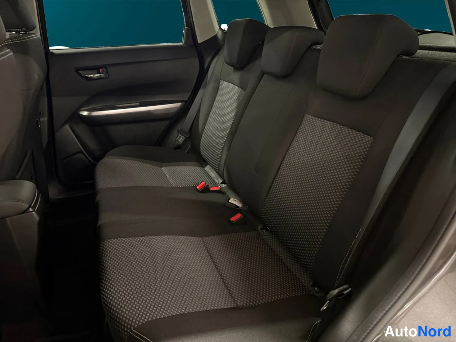 Harmaa Suzuki Vitara 2025, takaistuimet, kuva 12