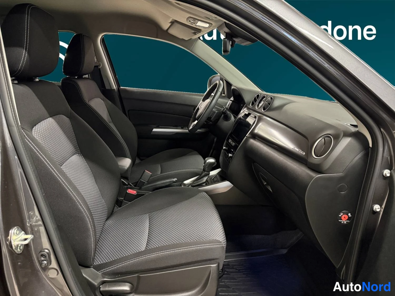 Harmaa Suzuki Vitara 2025, ohjaamo, kuva 11