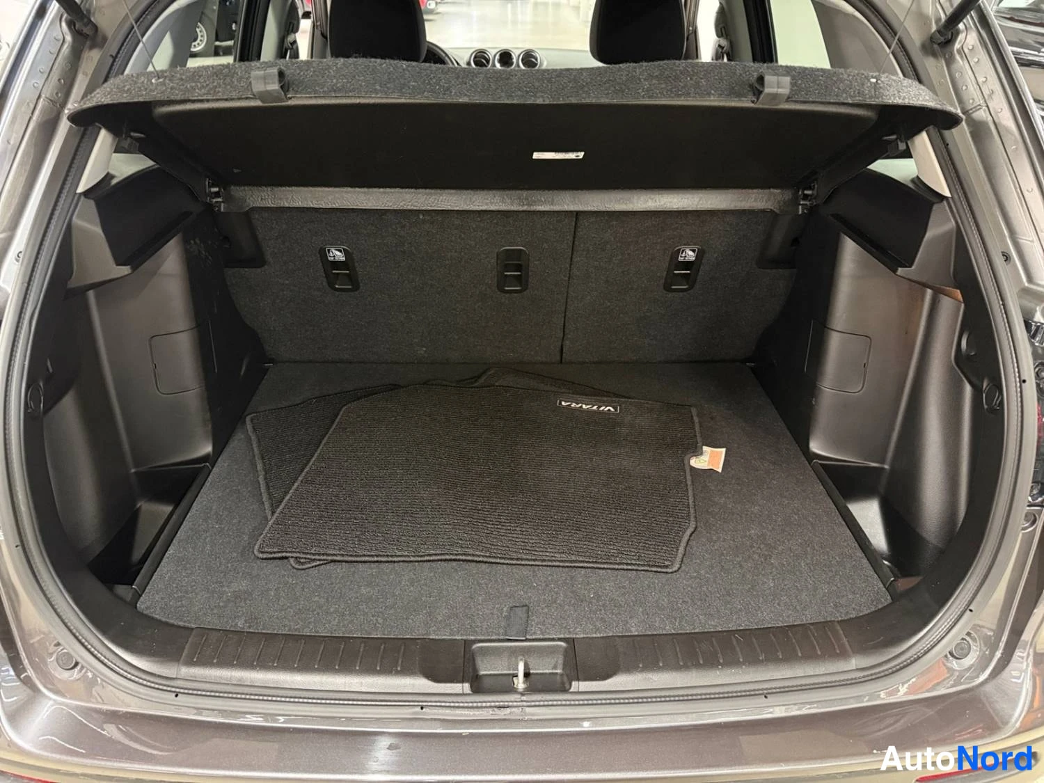 Harmaa Suzuki Vitara 2025, tavaratila, kuva 13