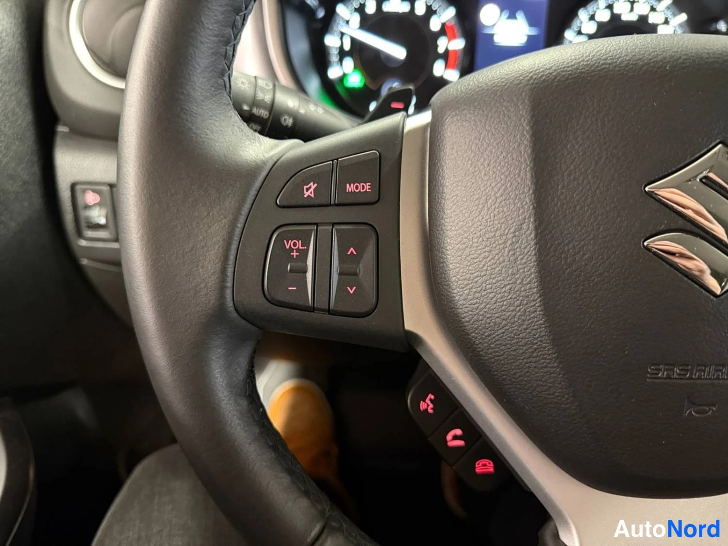 Harmaa Suzuki Vitara 2025, yksityiskohta, kuva 21
