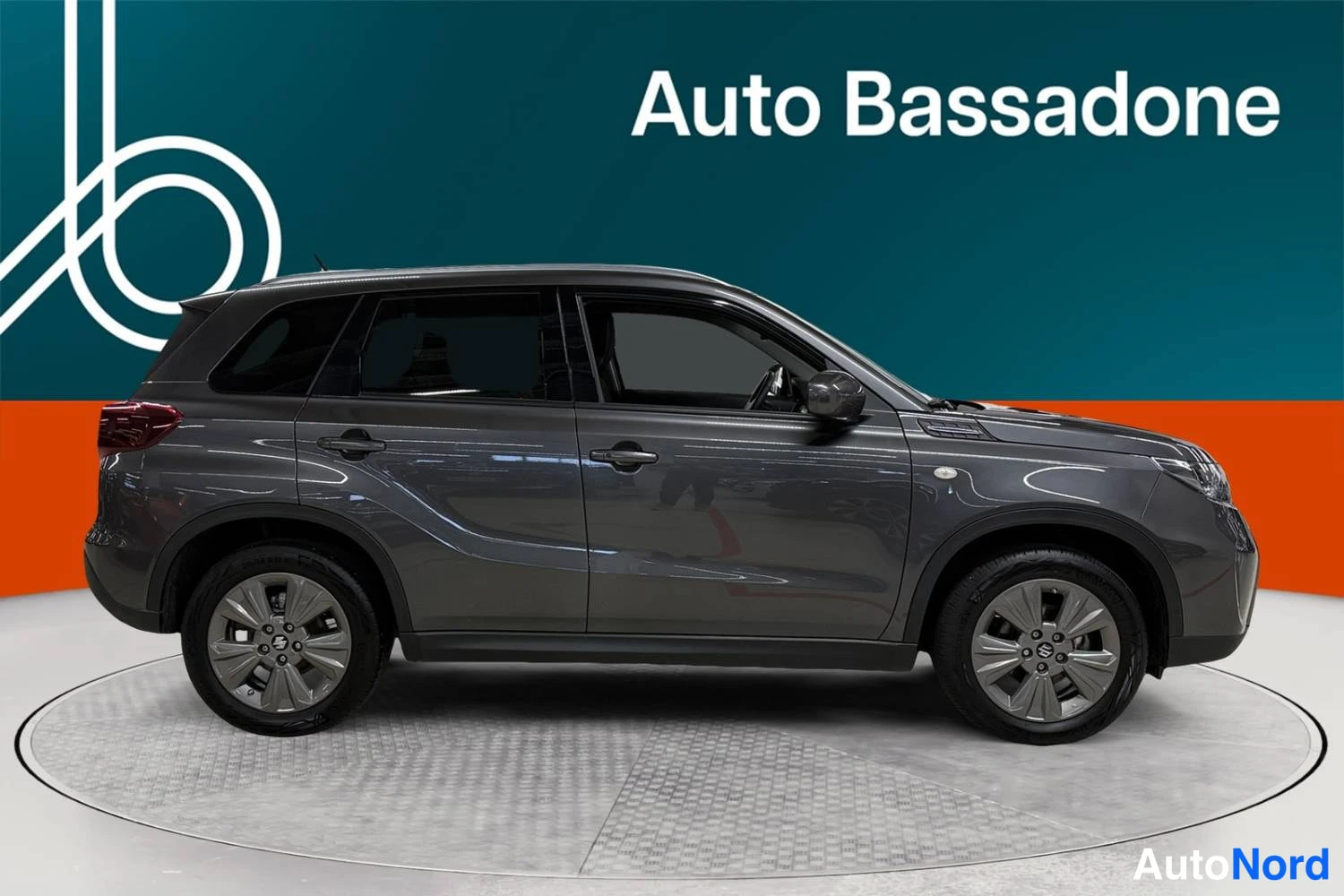 Harmaa Suzuki Vitara 2025, sivulta, kuva 5
