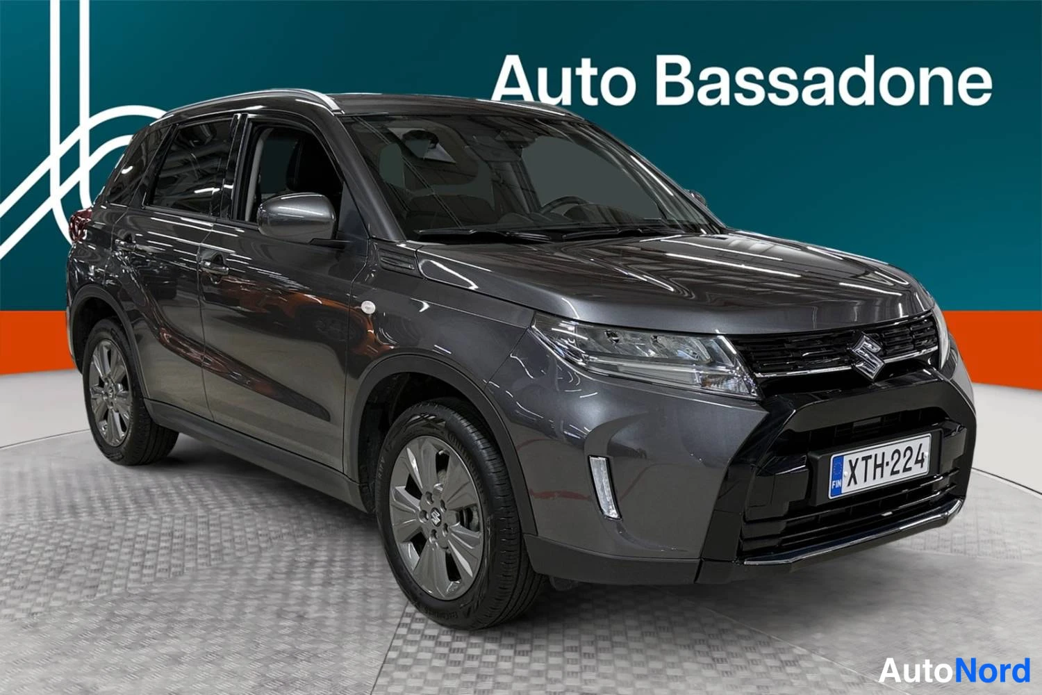 Harmaa Suzuki Vitara 2025, etuviisto, keula oikealle, kuva 2