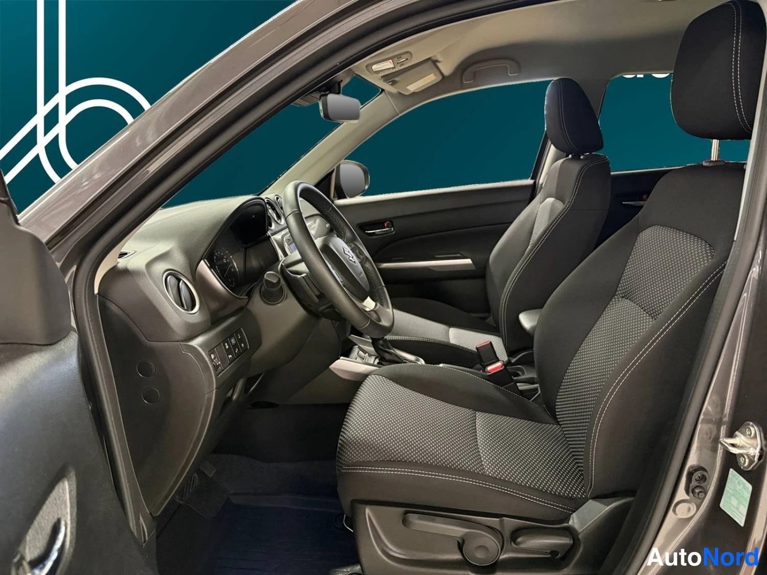 Harmaa Suzuki Vitara 2025, ohjaamo, kuva 9