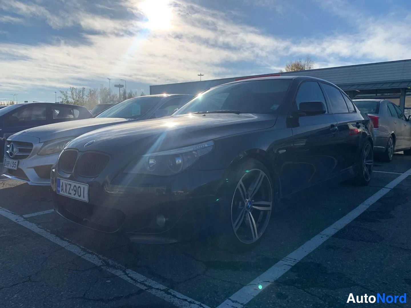 Musta BMW 520i 2003, etuviisto, keula vasemmalle, kuva 2