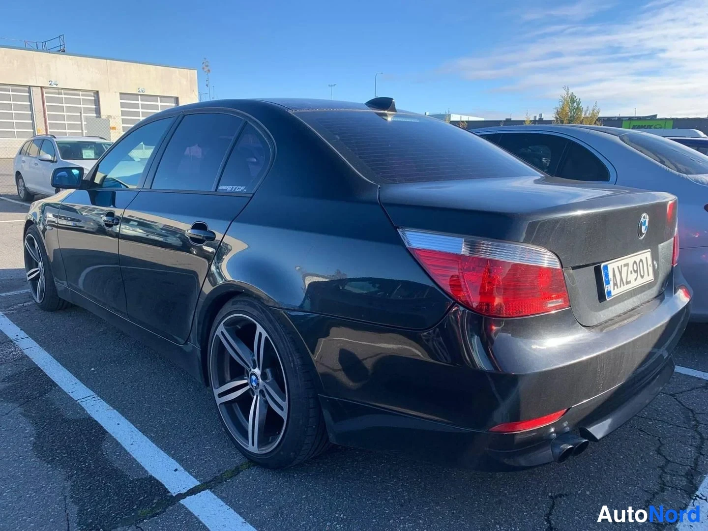 Musta BMW 520i 2003, takaviisto, kuva 3