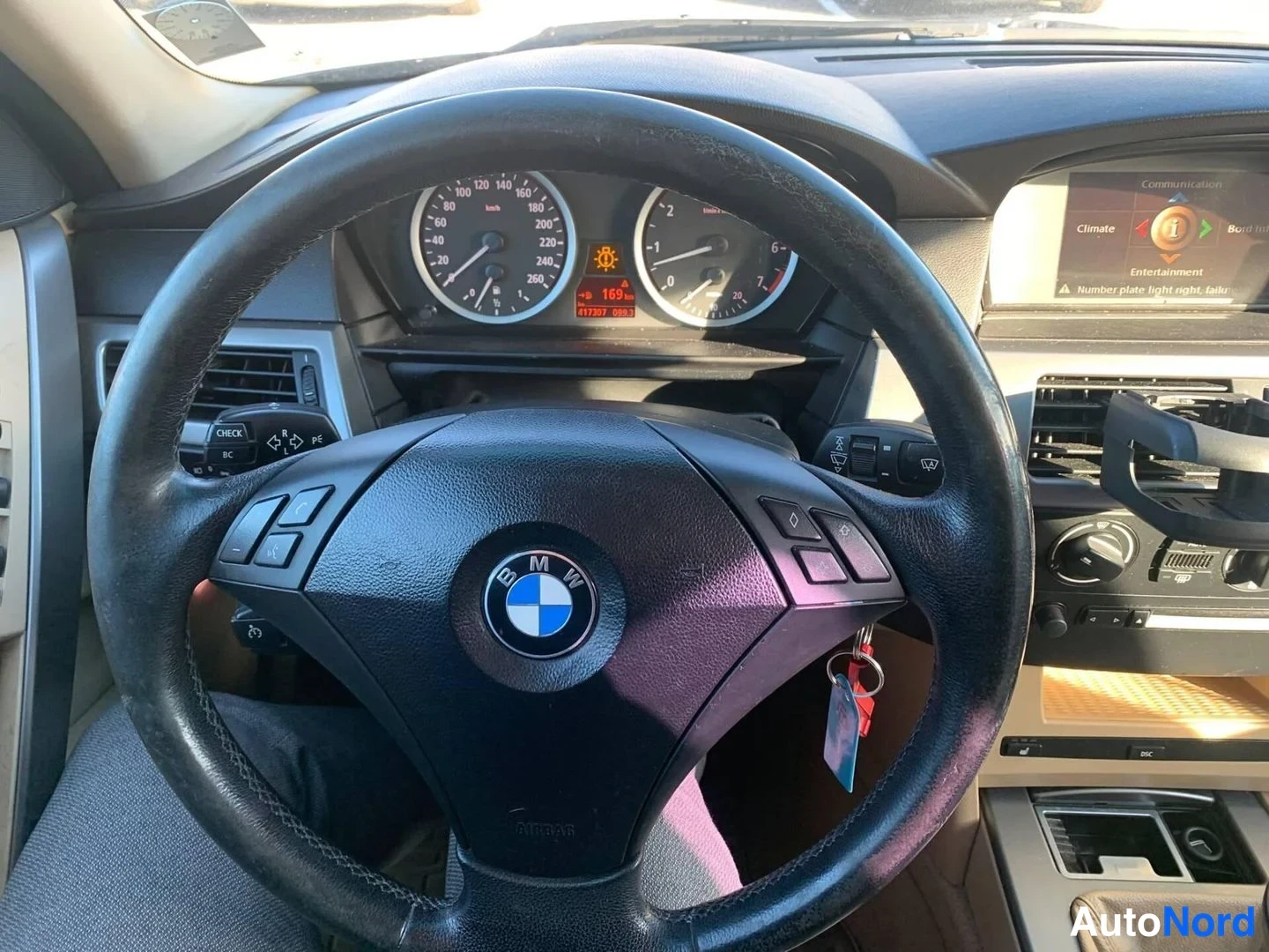 Musta BMW 520i 2003, ohjaamo, kuva 4
