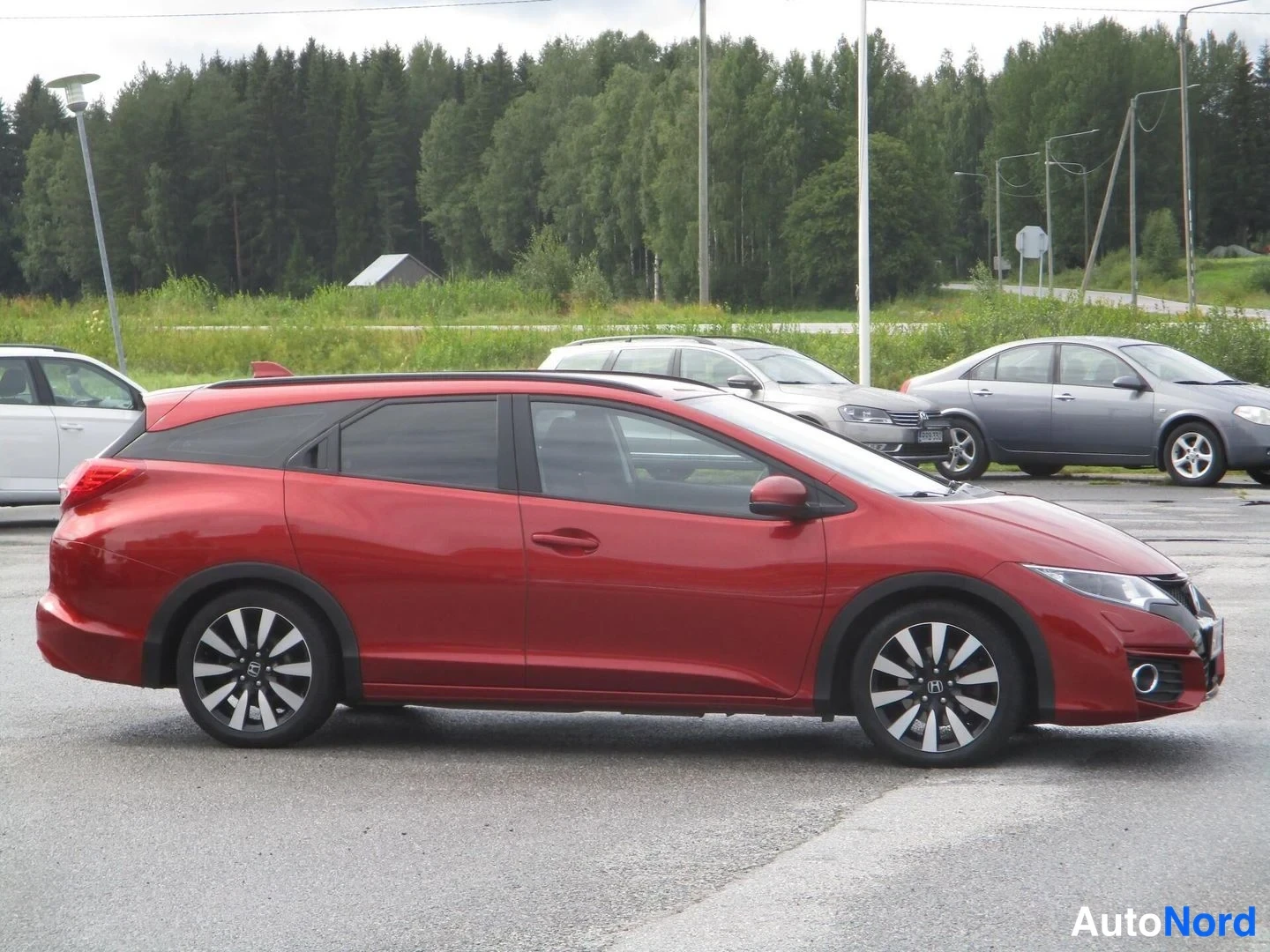 Punainen Honda Civic Tourer 2016, etuviisto, keula oikealle, kuva 3