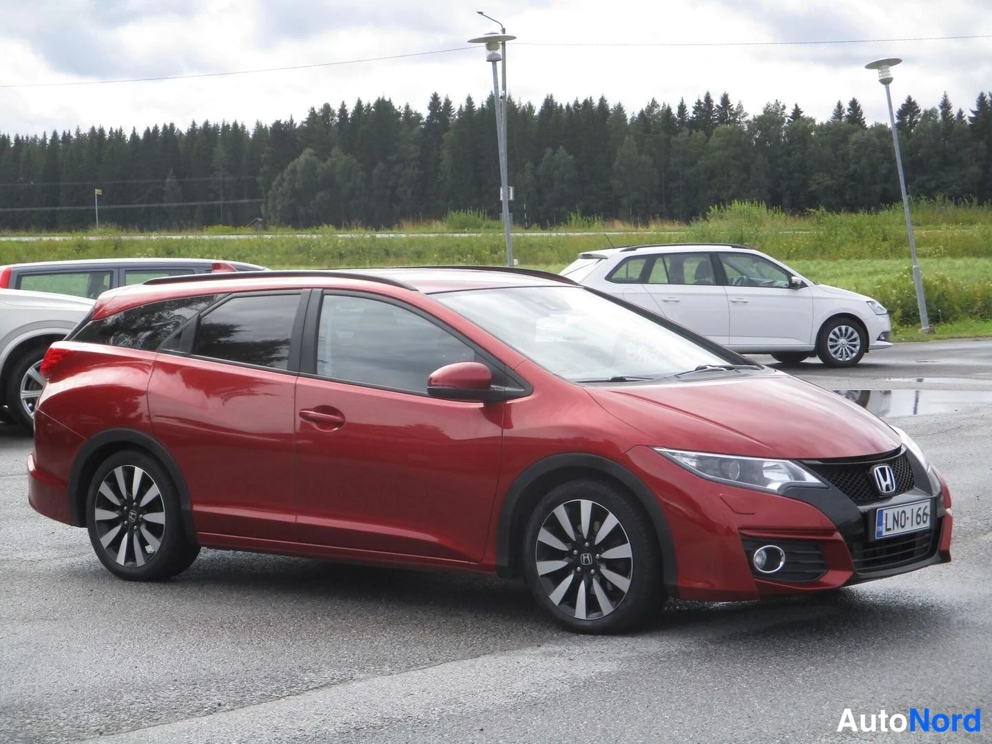 Punainen Honda Civic Tourer 2016, etuviisto, keula oikealle, kuva 4