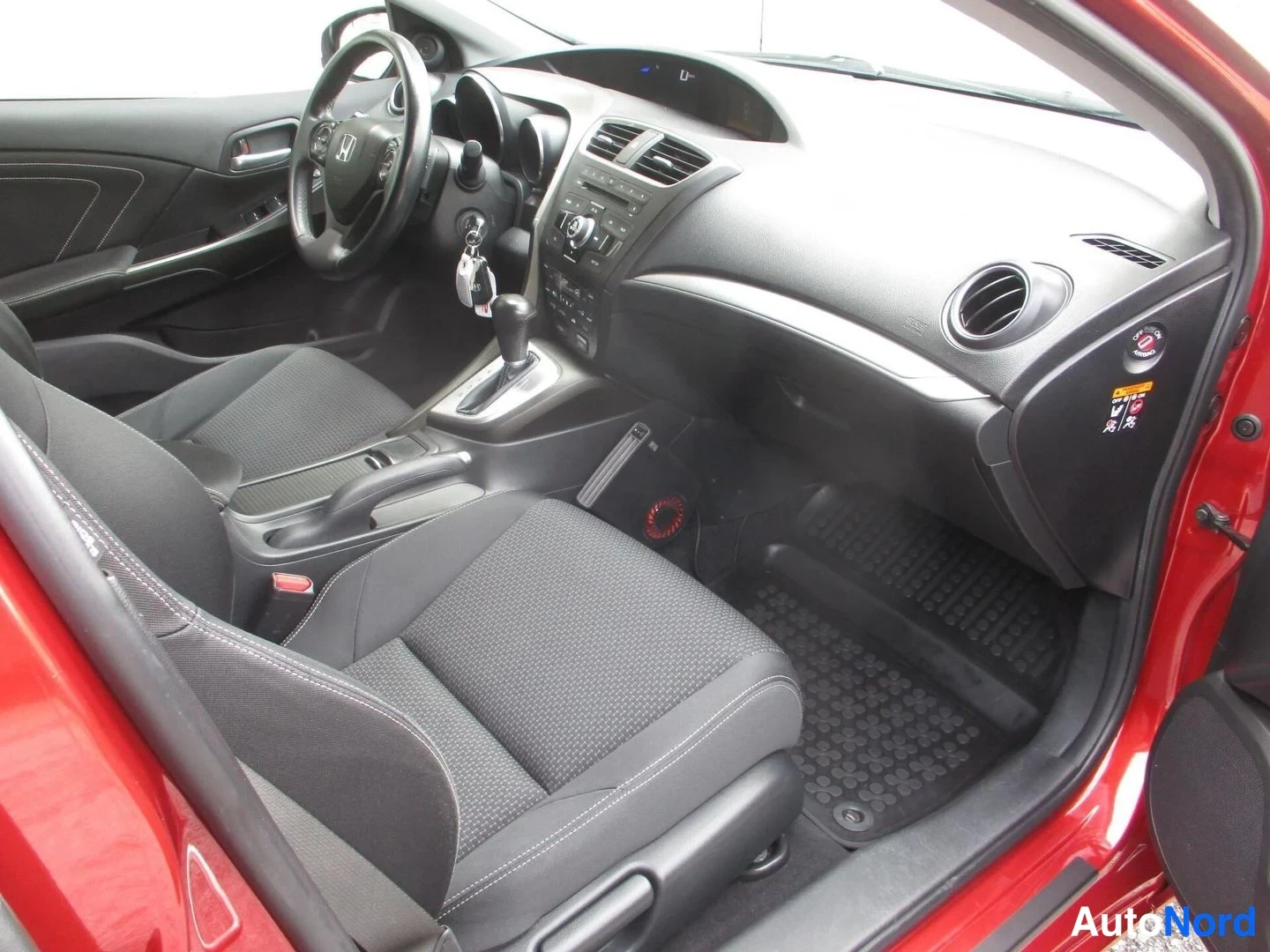 Punainen Honda Civic Tourer 2016, etuistuimet, kuva 11