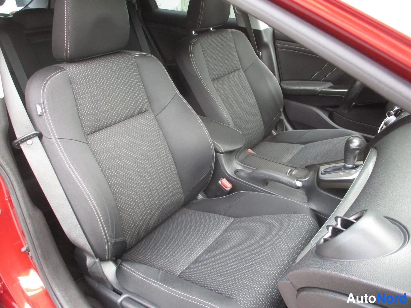 Punainen Honda Civic Tourer 2016, etuistuimet, kuva 12