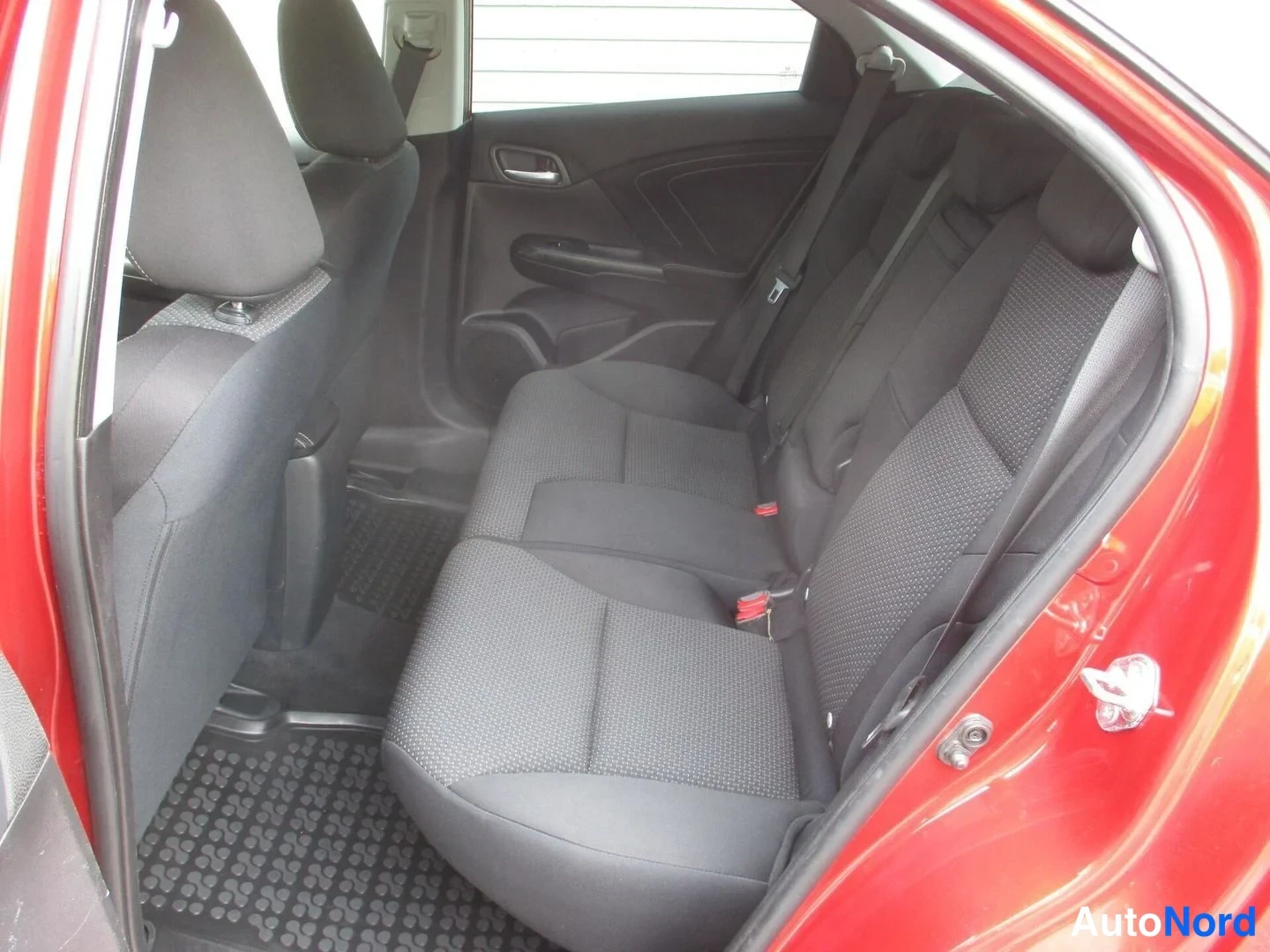 Punainen Honda Civic Tourer 2016, takaistuimet, kuva 13