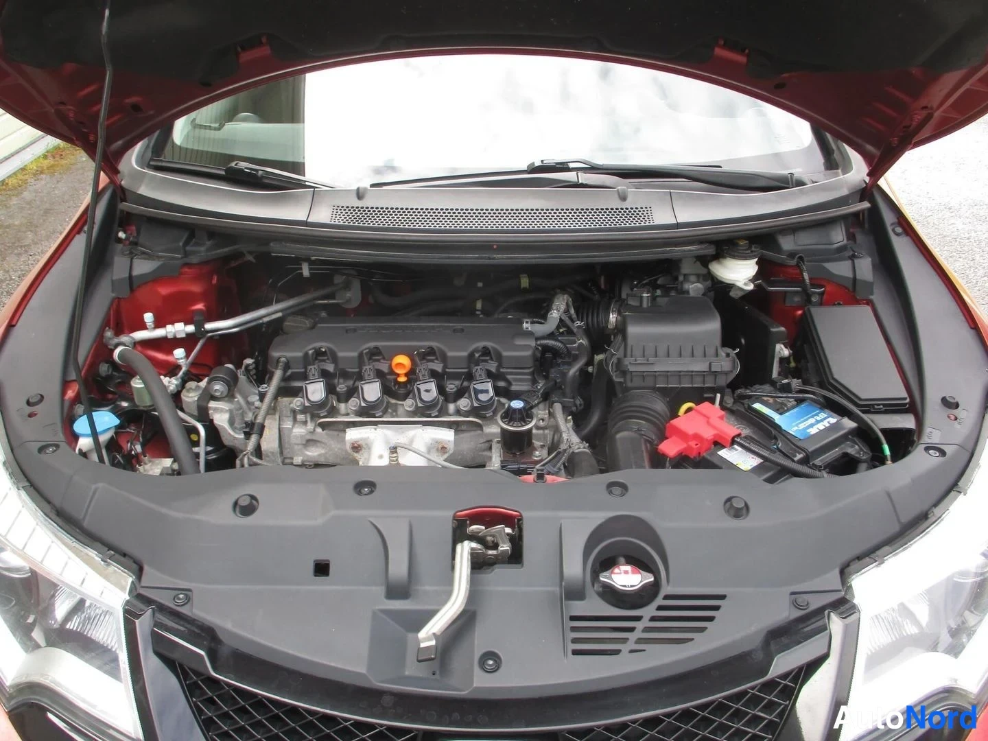 Punainen Honda Civic Tourer 2016, moottoritila, kuva 16