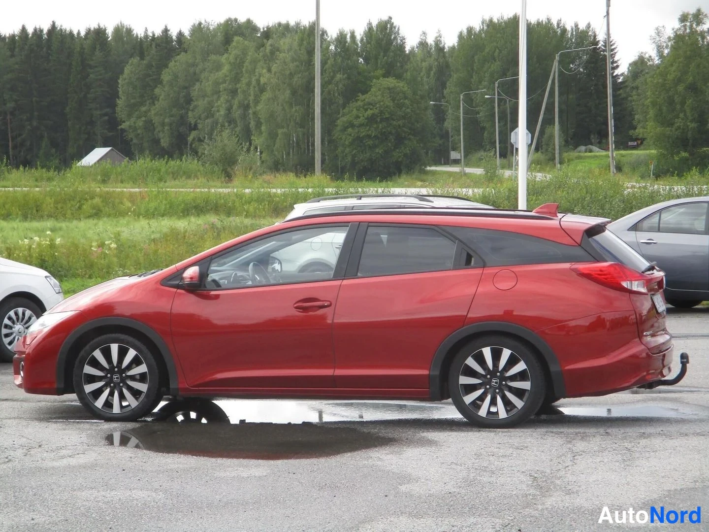 Punainen Honda Civic Tourer 2016, etuviisto, keula vasemmalle, kuva 2