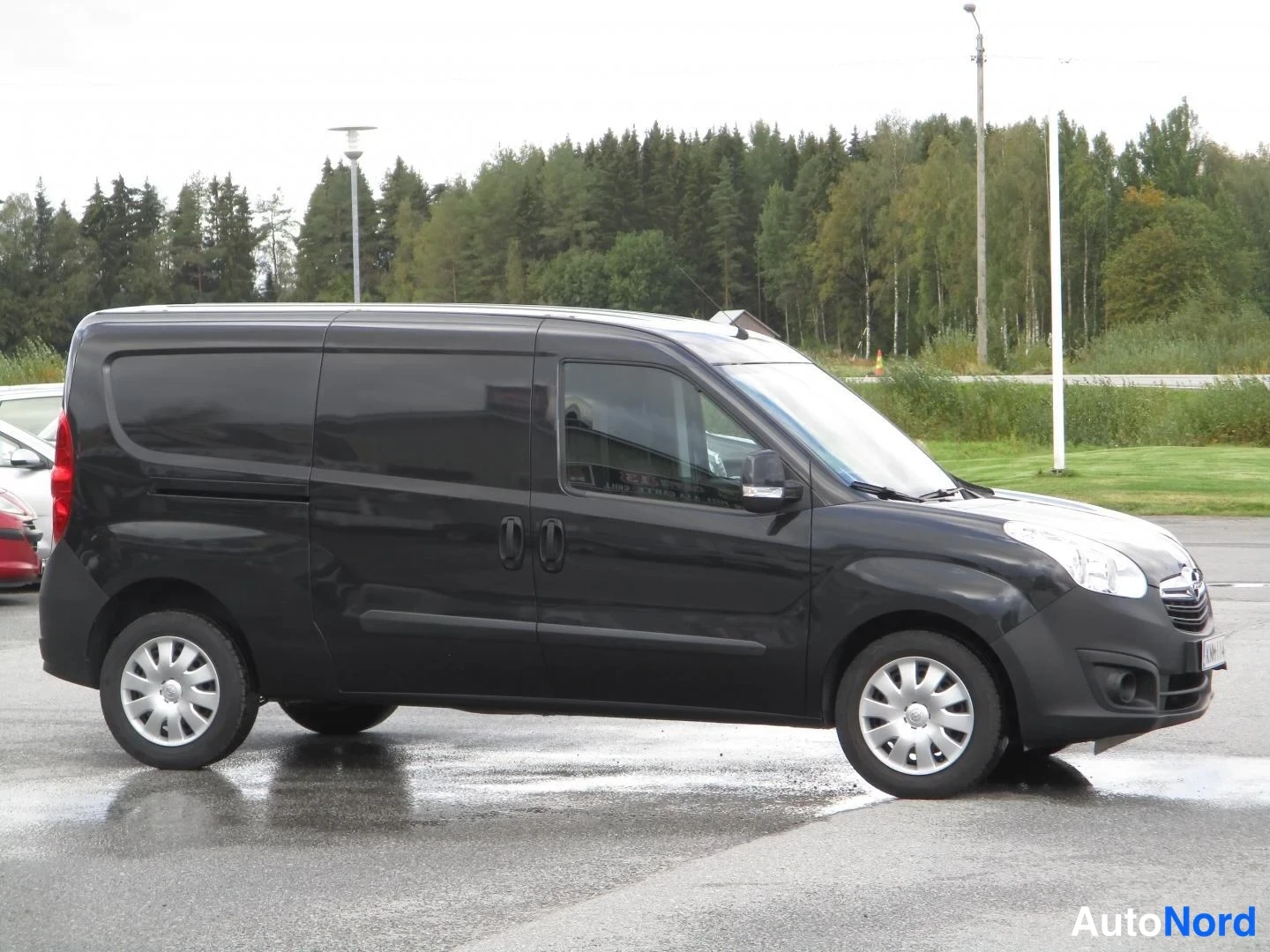 Musta Opel Combo 2016, etuviisto, keula oikealle, kuva 2