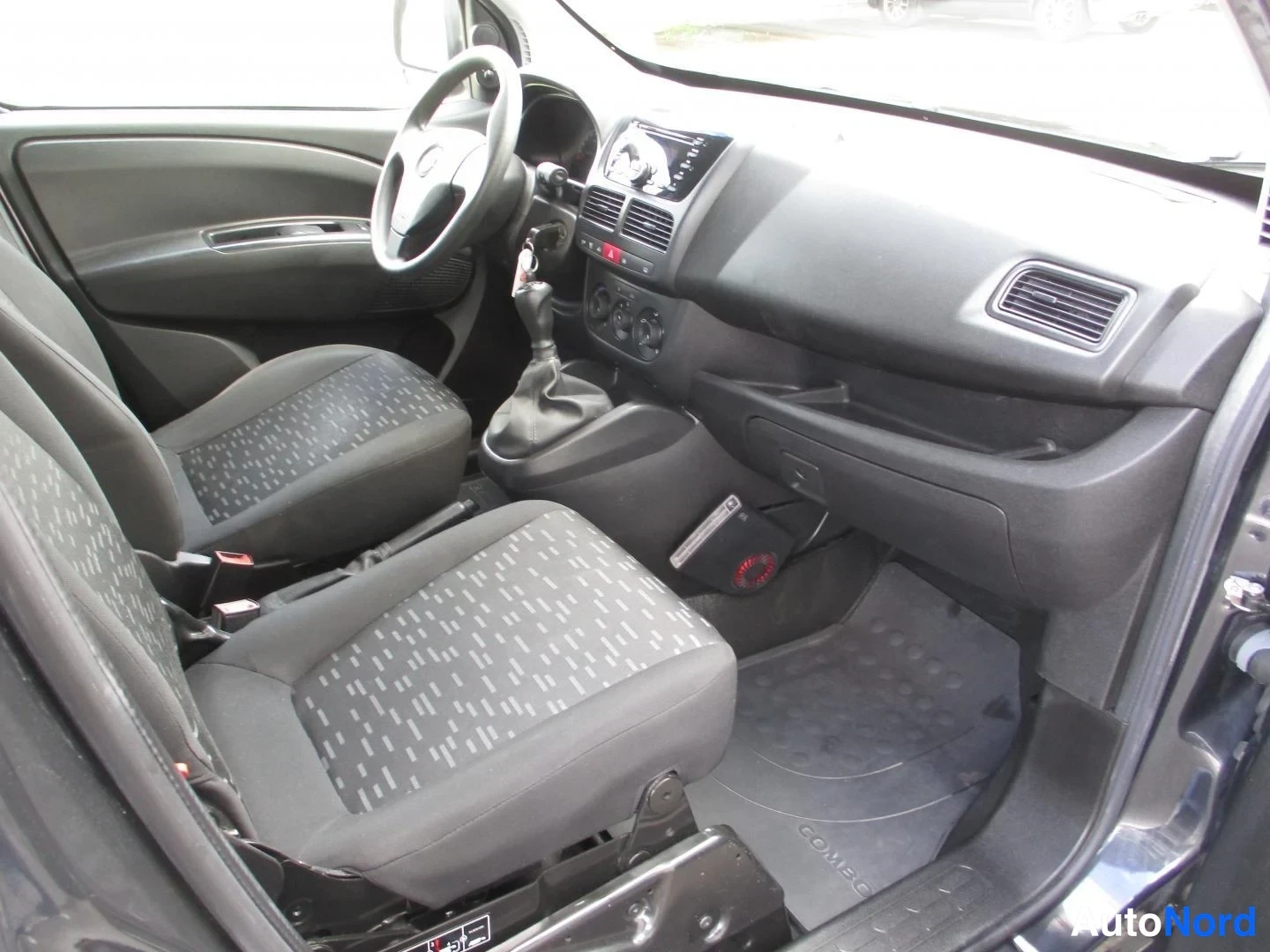 Musta Opel Combo 2016, etuistuimet, kuva 12
