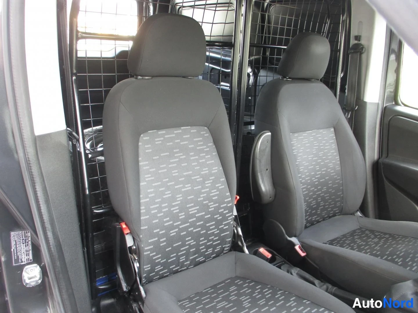 Musta Opel Combo 2016, etuistuimet, kuva 13