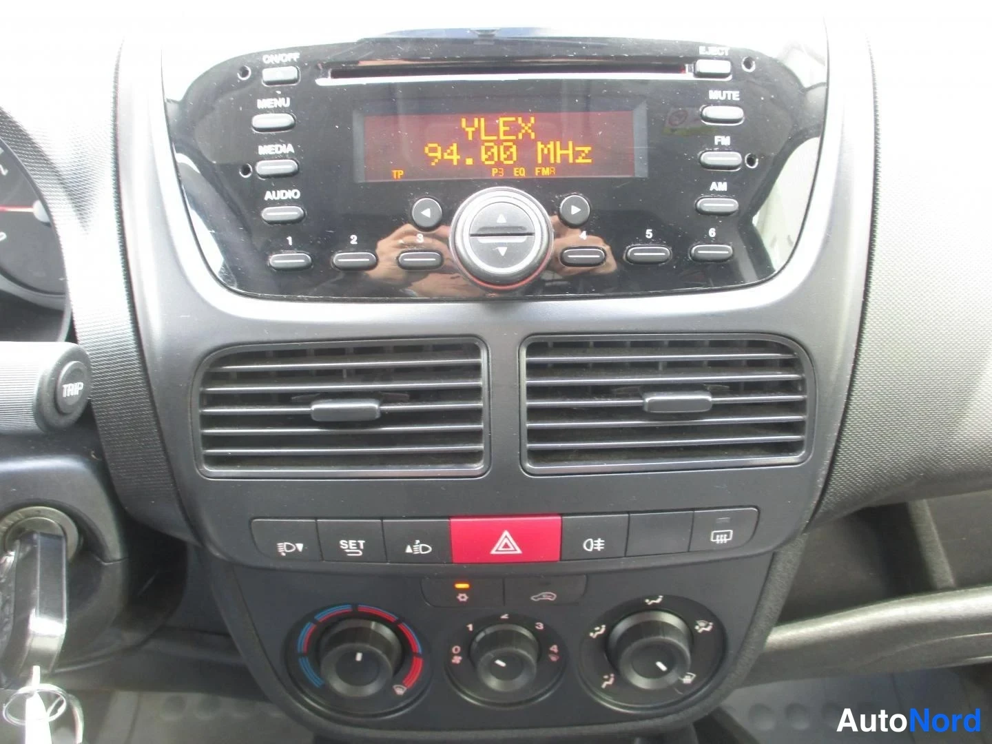 Musta Opel Combo 2016, ohjaamo, kuva 11
