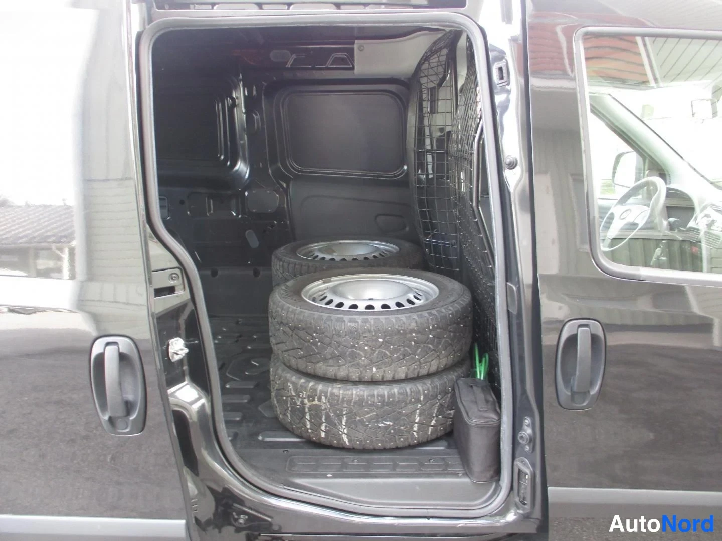 Musta Opel Combo 2016, tavaratila, kuva 14