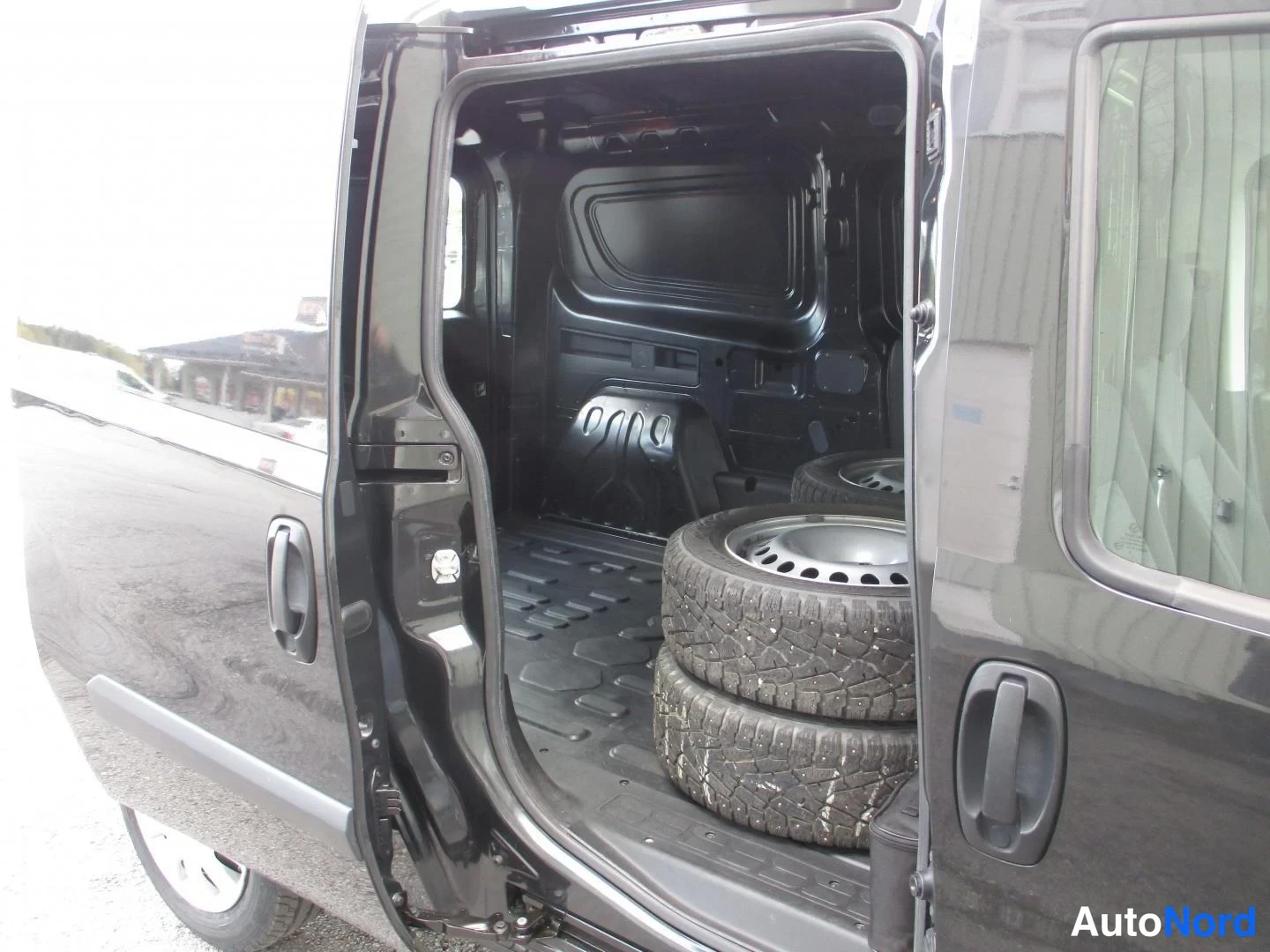 Musta Opel Combo 2016, tavaratila, kuva 15