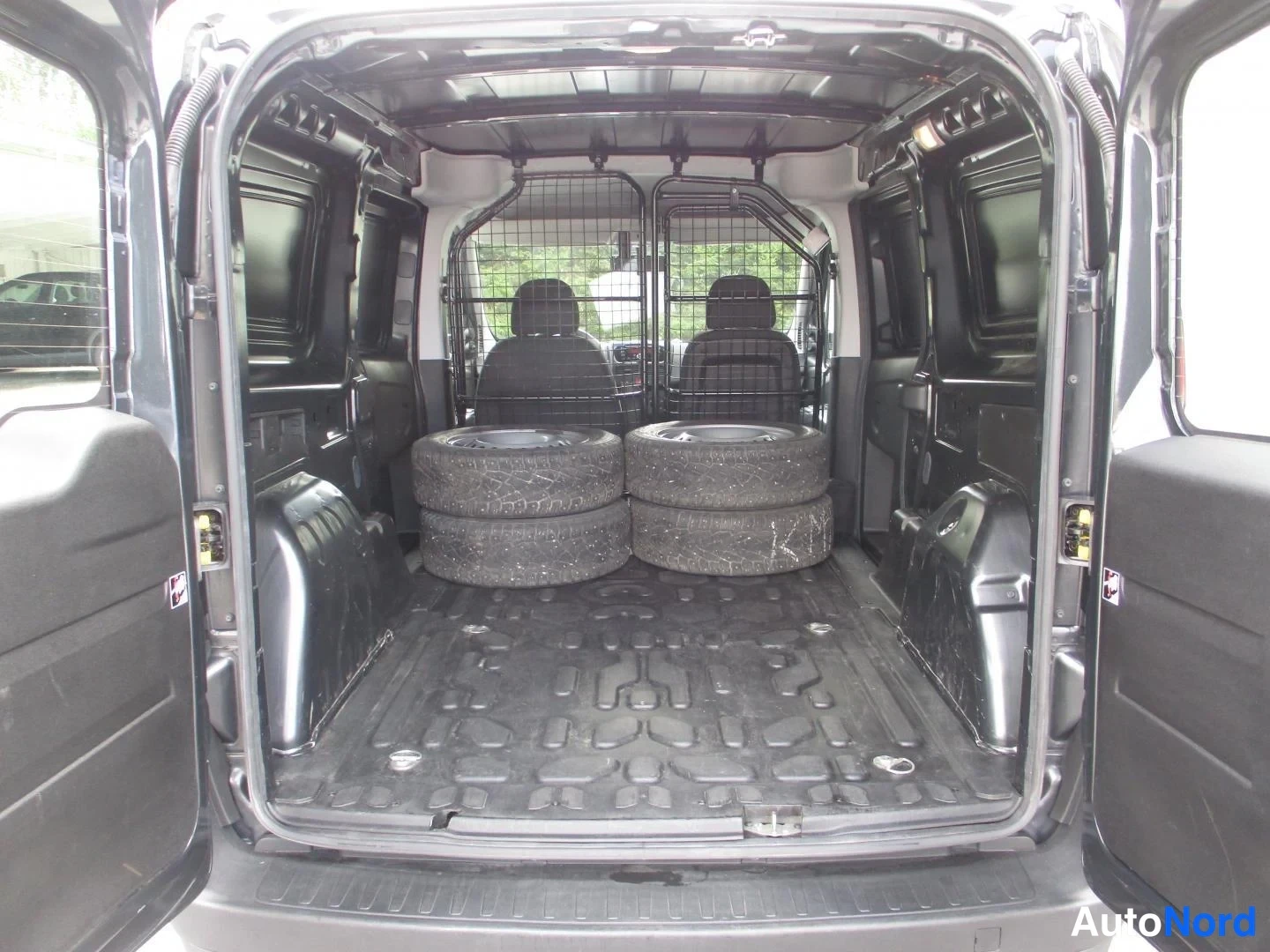 Musta Opel Combo 2016, tavaratila, kuva 16