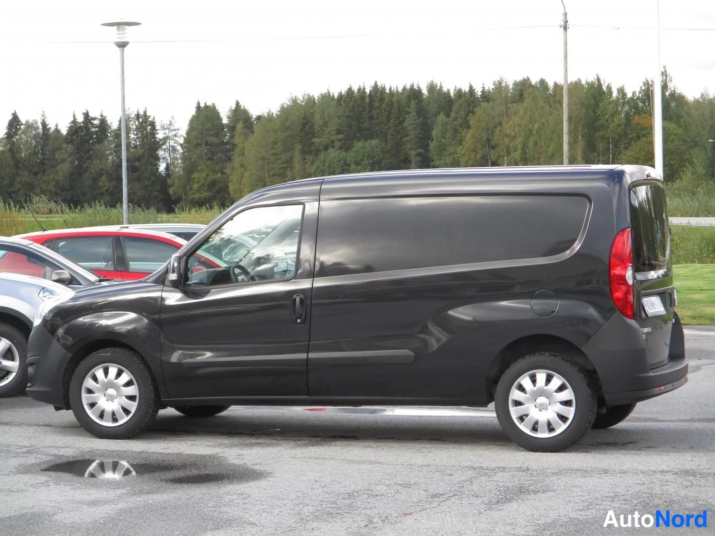 Musta Opel Combo 2016, sivulta, kuva 5