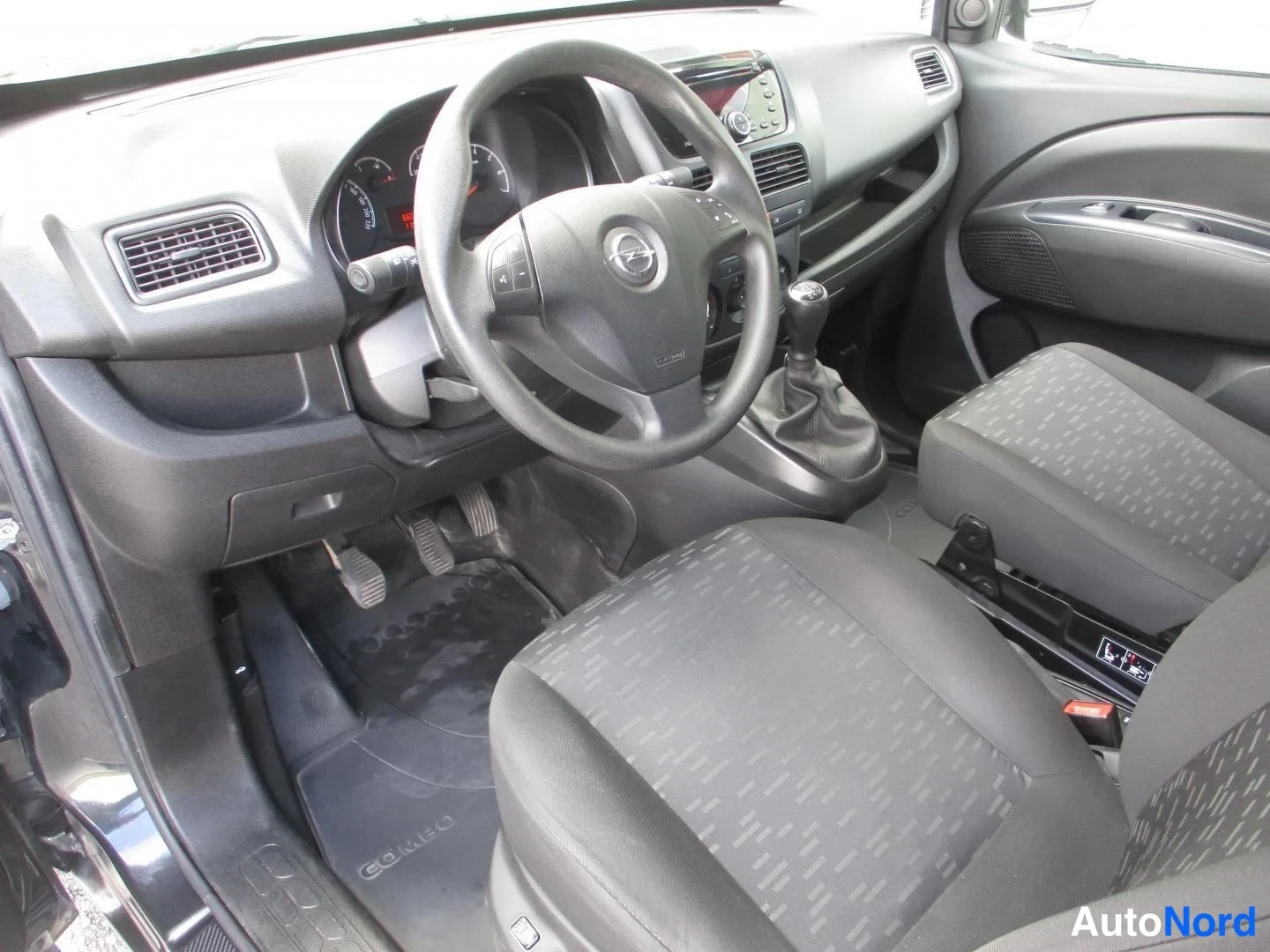 Musta Opel Combo 2016, ohjaamo, kuva 9