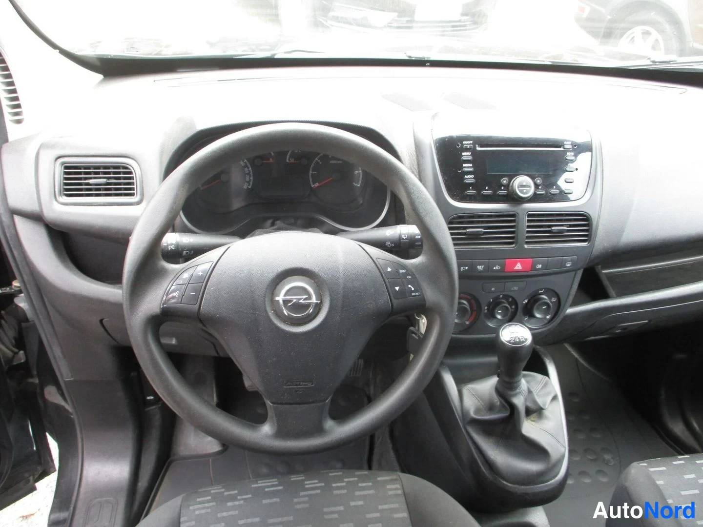 Musta Opel Combo 2016, ohjaamo, kuva 10
