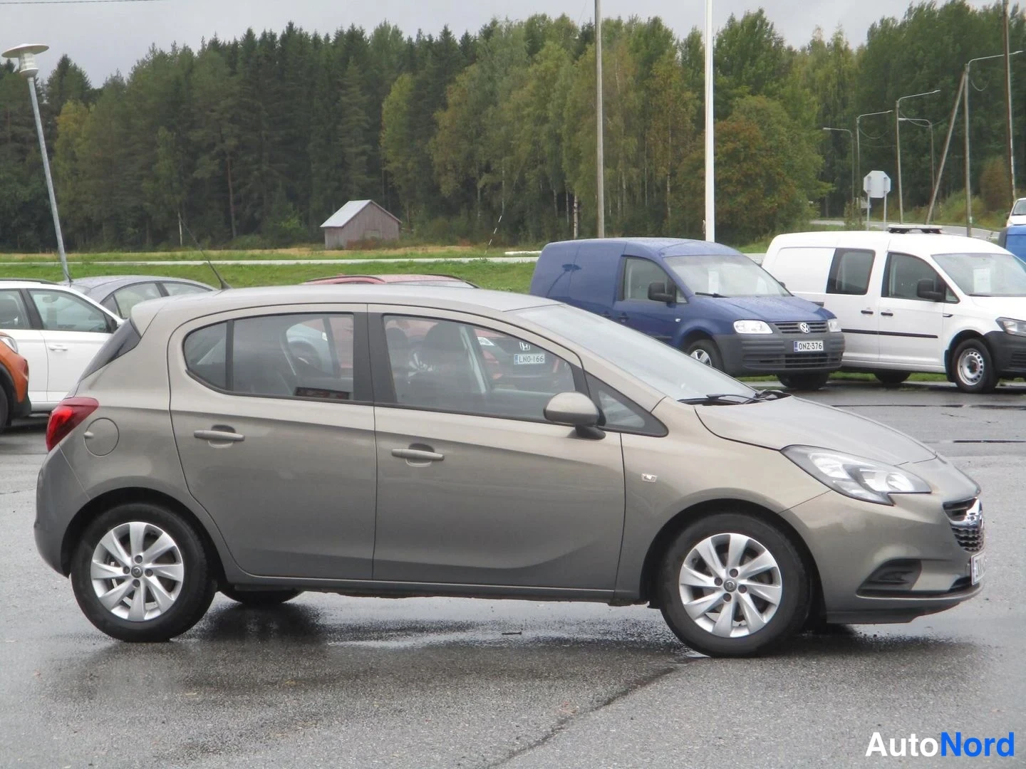Ruskea Opel Corsa 2015, etuviisto, keula oikealle, kuva 3