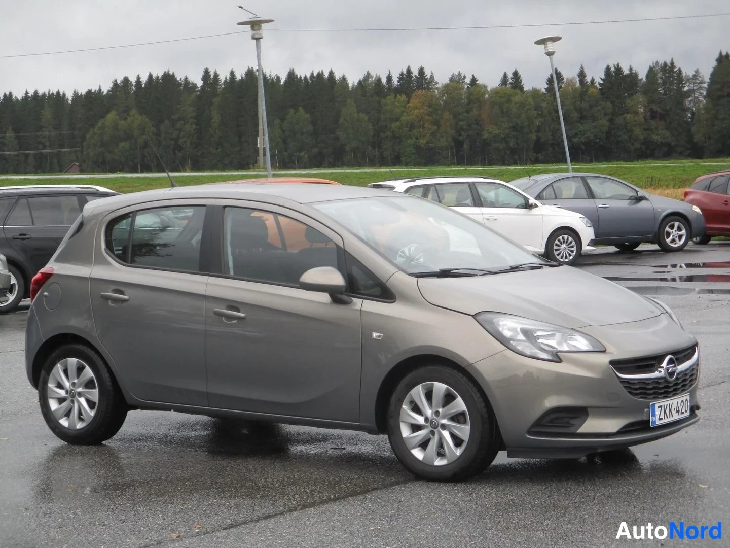 Ruskea Opel Corsa 2015, etuviisto, keula oikealle, kuva 4