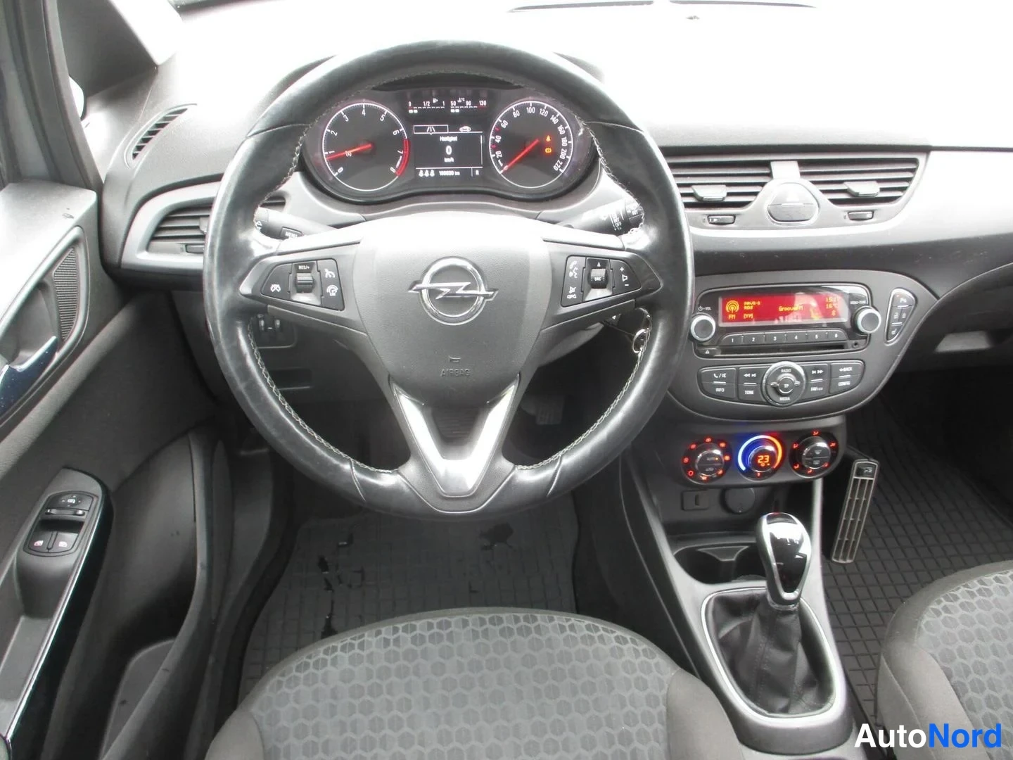 Ruskea Opel Corsa 2015, ohjaamo, kuva 11
